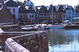 Le vieux pont et le petit port de St Goustan